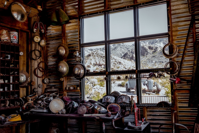 boutique-PIERREFEU DU VAR-min_shop_window_part_junk_abandoned-138873